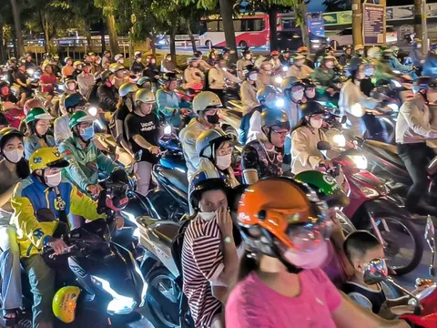 Phân luồng từ xa, túc trực ở dốc cầu Bình Triệu 1 để giảm ùn ứ