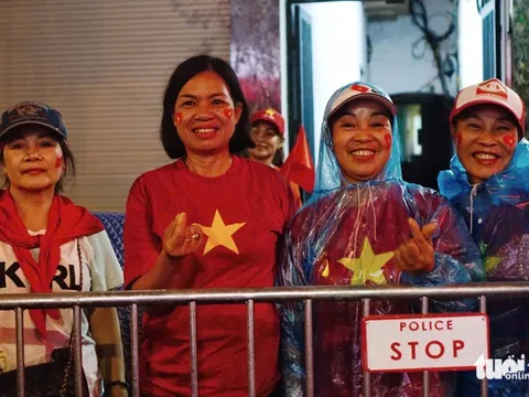 Dù mưa, hàng vạn người dân vẫn chờ đợi xem tổng duyệt diễu binh, diễu hành