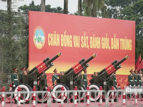 Hàng nghìn ánh mắt dõi theo pháo lễ vang rền tại tổng duyệt A80