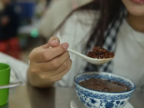 Gen Z TP HCM đội mưa đi ăn chè đậu đỏ ngày Thất Tịch