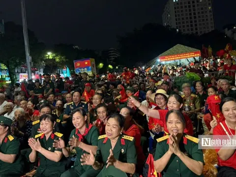 Thức xuyên đêm chờ xem tổng duyệt A80, hát vang "như có Bác trong ngày đại thắng"