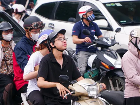 Đường phố Hà Nội ùn tắc khắp nơi