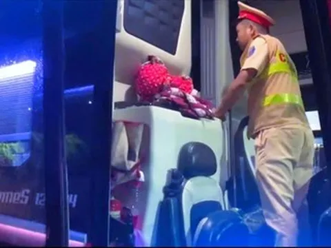 Mở cửa kiểm tra xe khách 24 chỗ, 'bất ngờ' với cảnh tượng bên trong