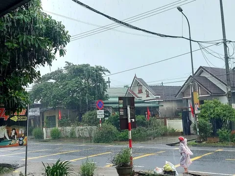 Quảng Trị mưa trắng trời, phao tiêu hàng hải dài 12m dạt vào bờ biển