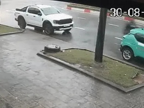 Sau va chạm với xe máy, nữ tài xế hốt hoảng đánh lái tông phải ô tô