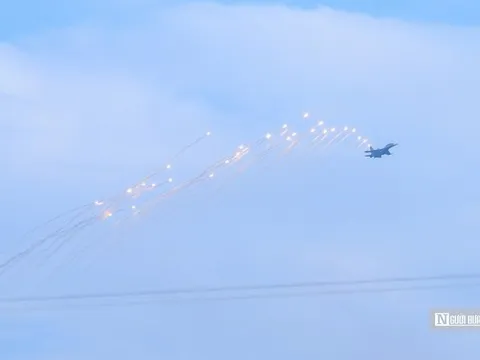 Dàn tiêm kích SU-30MK2 thả bẫy nhiệt trên bầu trời Hà Nội