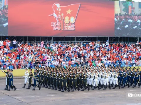 Khối quân nhân Trung Quốc, Nga...sải bước trên Quảng trường Ba Đình