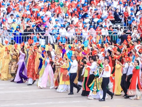 13 khối quần chúng tự tin sải bước trên Quảng trường Ba Đình