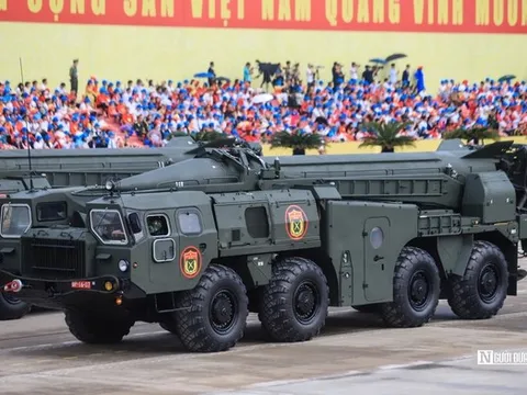 Video: Cận cảnh tổ hợp tên lửa đạn đạo Scud-B và dàn khí tài "khủng" tại tổng duyệt A80