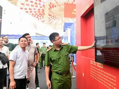 Bộ Công an hướng dẫn người dân trải nghiệm trái tim số của Trung tâm Dữ liệu quốc gia