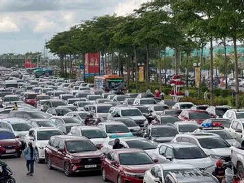 Hàng nghìn ô tô đổ về triển lãm thành tựu đất nước, CSGT gọi loa để chống ùn tắc