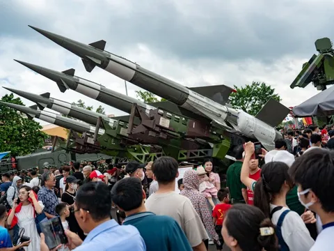 Biển người đổ về triển lãm thành tựu 80 năm