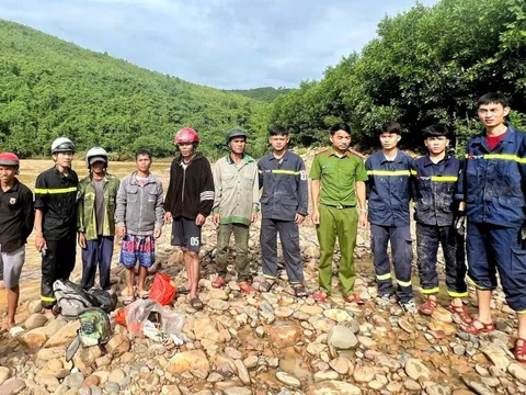 5 người dân bị cô lập 2 ngày do lũ lớn ở Quảng Trị đã được giải cứu