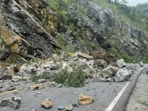 Sạt lở núi trên đảo Cát Bà, đường xuyên đảo bị chia cắt
