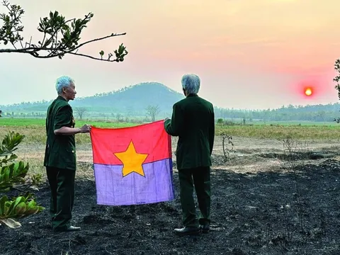 Hành trình trở về đặc biệt của lá cờ Mặt trận