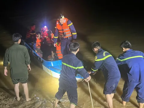 Giải cứu 6 người bị mắc kẹt nhiều giờ trong rừng vì lũ chia cắt