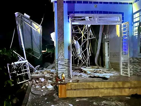 Tiếng nổ lớn nghi do pháo tự chế làm hỏng căn nhà ở Lâm Đồng, không có thương vong