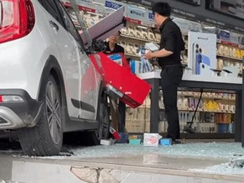 Ô tô do nữ tài xế điều khiển lao thẳng vào cửa hàng CellphoneS