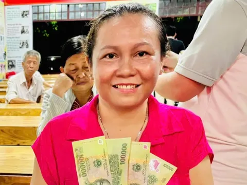 Người dân TP.HCM nhận 100.000 đồng quà Quốc khánh ngay trong đêm