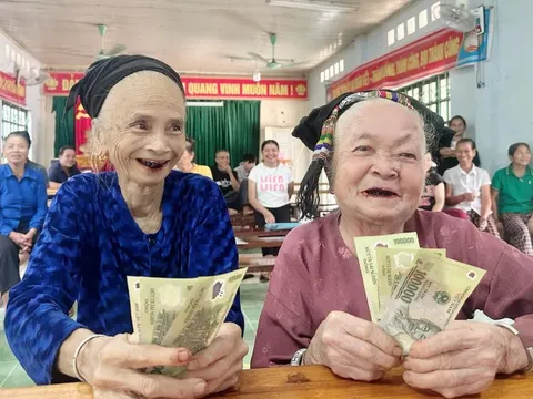 Bà con vùng lũ vui mừng nhận quà Quốc khánh