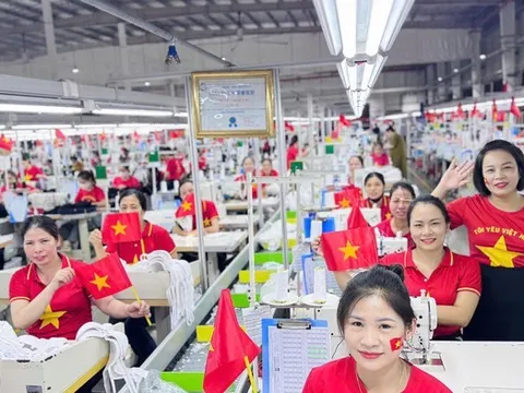 Công nhân Nghệ An “nhuộm đỏ” nhà xưởng bằng cờ Tổ quốc mừng 80 năm ngày Quốc khánh 2/9