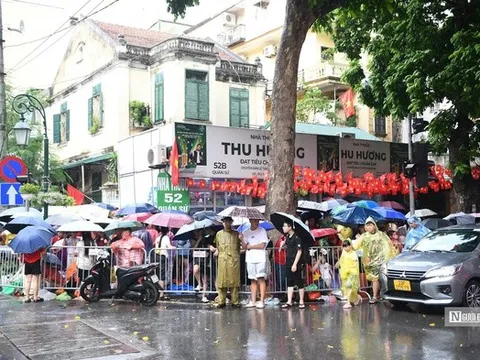 Chủ tịch Hà Nội yêu cầu tăng cường an ninh và hỗ trợ người dân trước "giờ G"