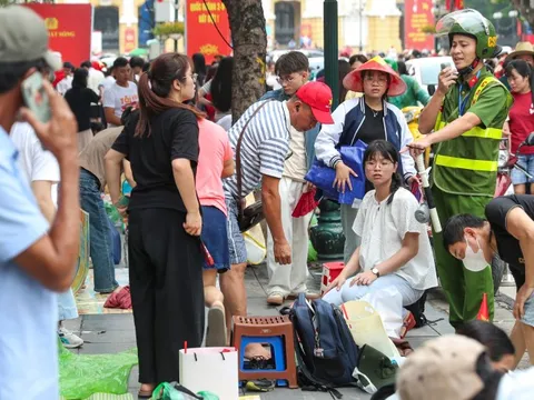 Hàng ngàn người dân "cắm chốt" chờ xem diễu binh A80, Công an Hà Nội liên tục nhắc nhở
