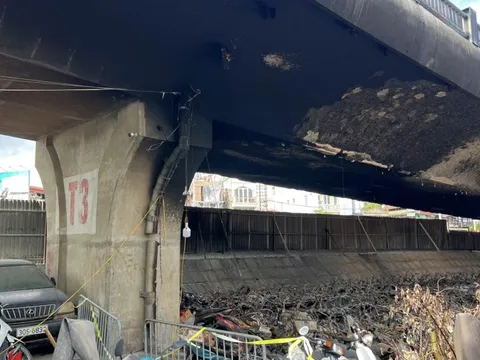 Cấm xe tải trọng trên 18 tấn qua đoạn cầu Vĩnh Tuy sau vụ cháy 500 chiếc xe máy làm lộ cốt thép