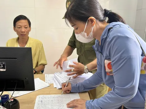 Đà Nẵng: cán bộ làm việc xuyên đêm, không ngày nghỉ phát 'lì xì' Tết Độc lập cho người dân