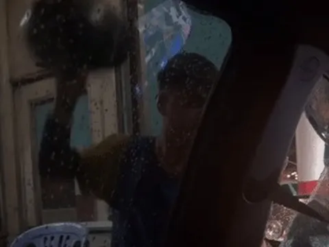 Ô tô bị chặn đầu, đập vỡ kính trên đường, tài xế tiết lộ điều khó tin