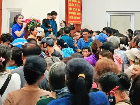 Người dân đi nhận tiền quà Quốc khánh quá đông, chính quyền nỗ lực giải quyết