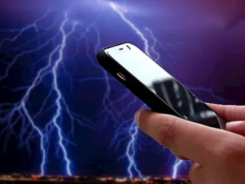 Vừa sạc vừa dùng điện thoại khi trời sấm sét, thanh niên 16 tuổi tử vong