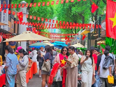 Lễ 2-9: TP.HCM rợp sắc cờ hoa, người dân nô nức chụp hình, mua sắm sôi động