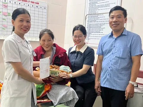 Sản phụ sinh con ngay tại trạm y tế khi đi nhận quà Quốc khánh, đặt tên Hồ Quốc Khánh
