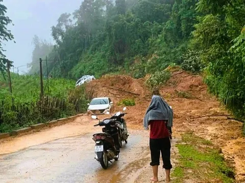 Sạt lở núi ập xuống 3 ô tô đang di chuyển trên đường