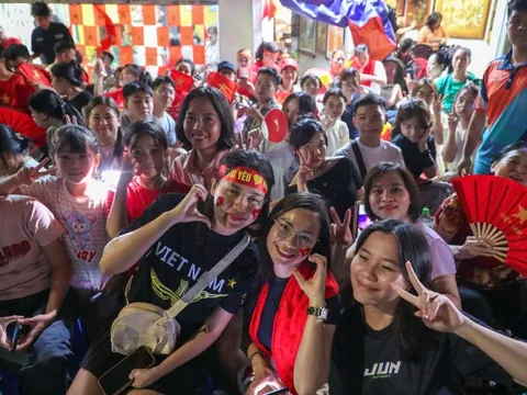 "Đêm trắng" của hàng trăm ngàn người dân háo hức chờ xem diễu binh A80