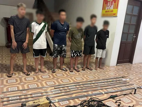 Bắt khẩn cấp 11 thanh thiếu niên chuẩn bị hung khí hỗn chiến