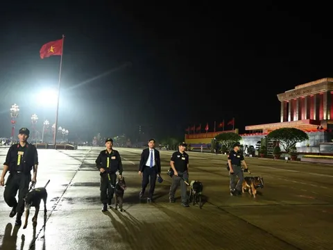 Xem cảnh sát sử dụng chó nghiệp vụ kiểm tra vật liệu nổ, bảo vệ an ninh trật tự A80