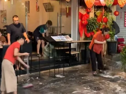 Nhân viên nhà hàng đổ xà phòng, xả nước khi người dân ngồi chờ xem diễu binh A80