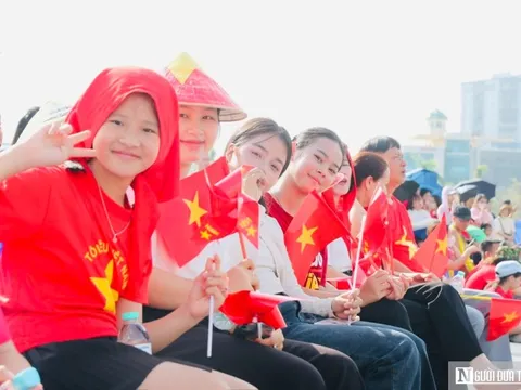 Hàng nghìn người dân Nghệ An háo hức đổ về Quảng trường Hồ Chí Minh xem diễu binh, diễu hành A80