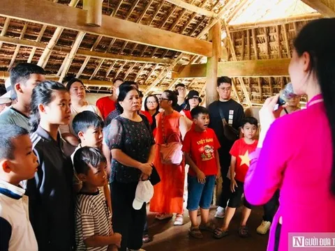 Hàng vạn du khách về quê Bác dâng hương tưởng niệm dịp Quốc khánh 2/9