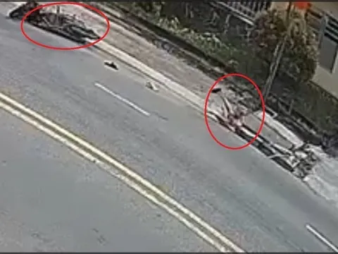 Nghẹt thở giây phút giải cứu xe máy lọt xuống cống thoát nước trên đường ở Tp.HCM