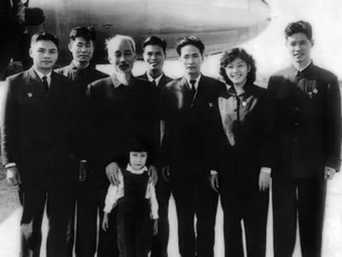 Phi công lái chuyên cơ phục vụ Bác Hồ không nhận món quà quý giá vì lý do xúc động