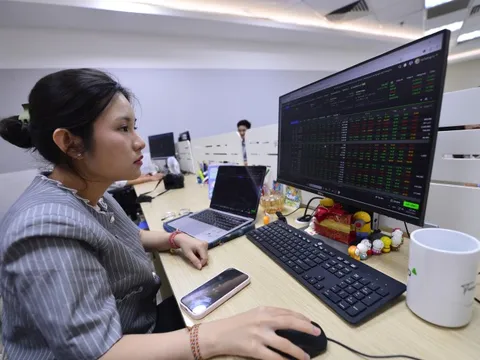 Khối ngoại bán ròng kỷ lục, chứng khoán vẫn có tháng tăng mạnh nhất 5 năm