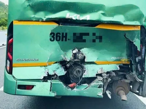 Xe tải tông đuôi xe khách trên cao tốc Vân Phong - Nha Trang