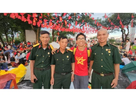 Sinh viên TP HCM đạp xe 30 ngày ra Hà Nội xem diễu binh