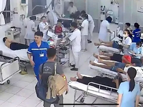 Xe tải va chạm ô tô khách ở Khánh Hòa, 13 người nhập viện cấp cứu