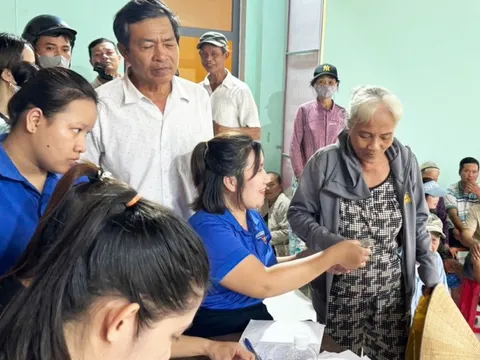 Xuyên lễ trao tiền quà Quốc khánh 2-9 cho người dân ở Đà Nẵng