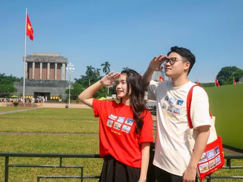 Bạn trẻ kể chuyện yêu nước qua thời trang hiện đại