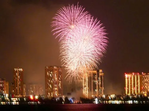 Pháo hoa rực sáng bầu trời Hà Nội mừng Quốc khánh 2-9